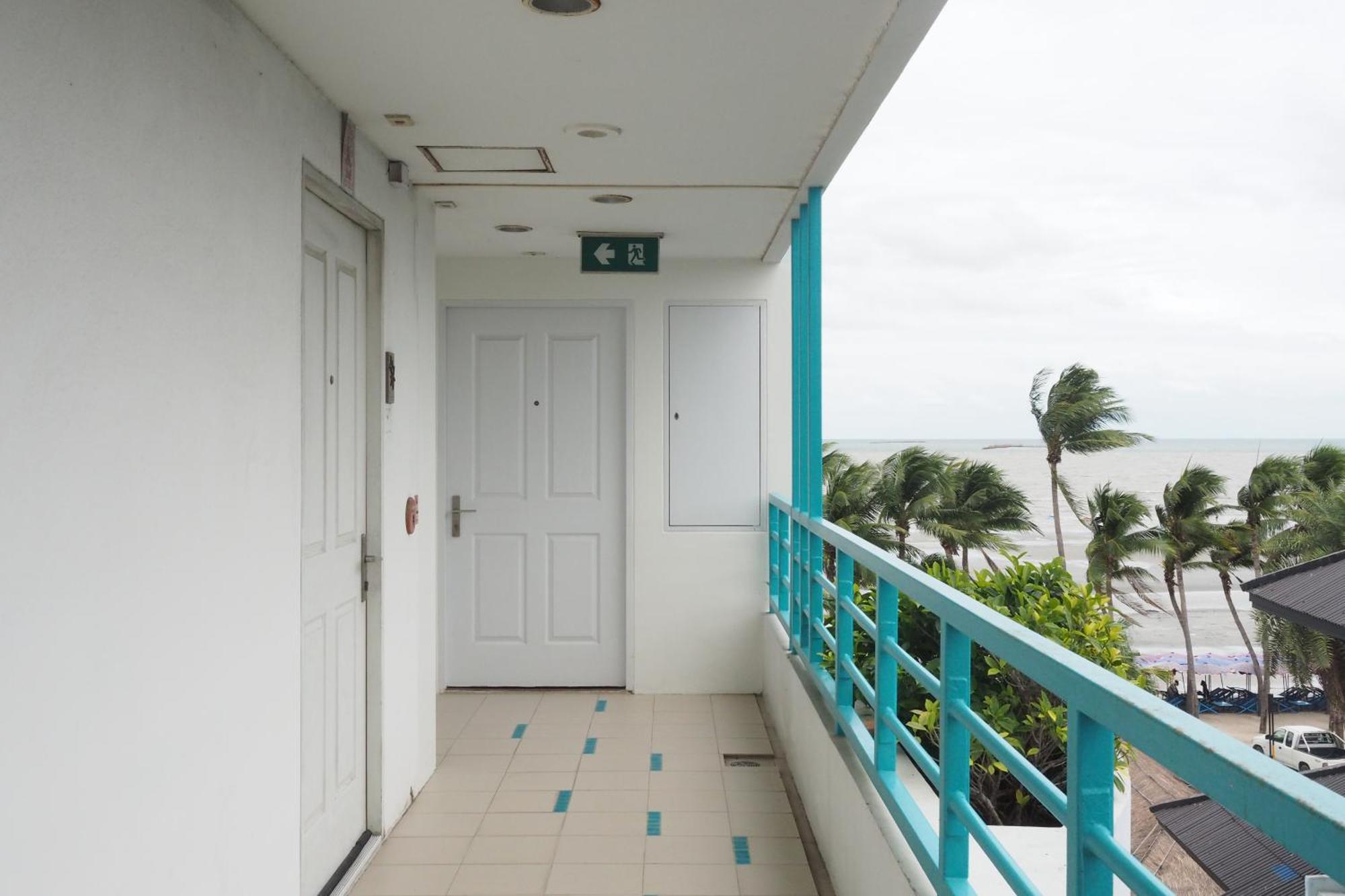The Beach Bangsaen By Thanthita Next To Wonnapa Beach Free Disney Plus Extérieur photo