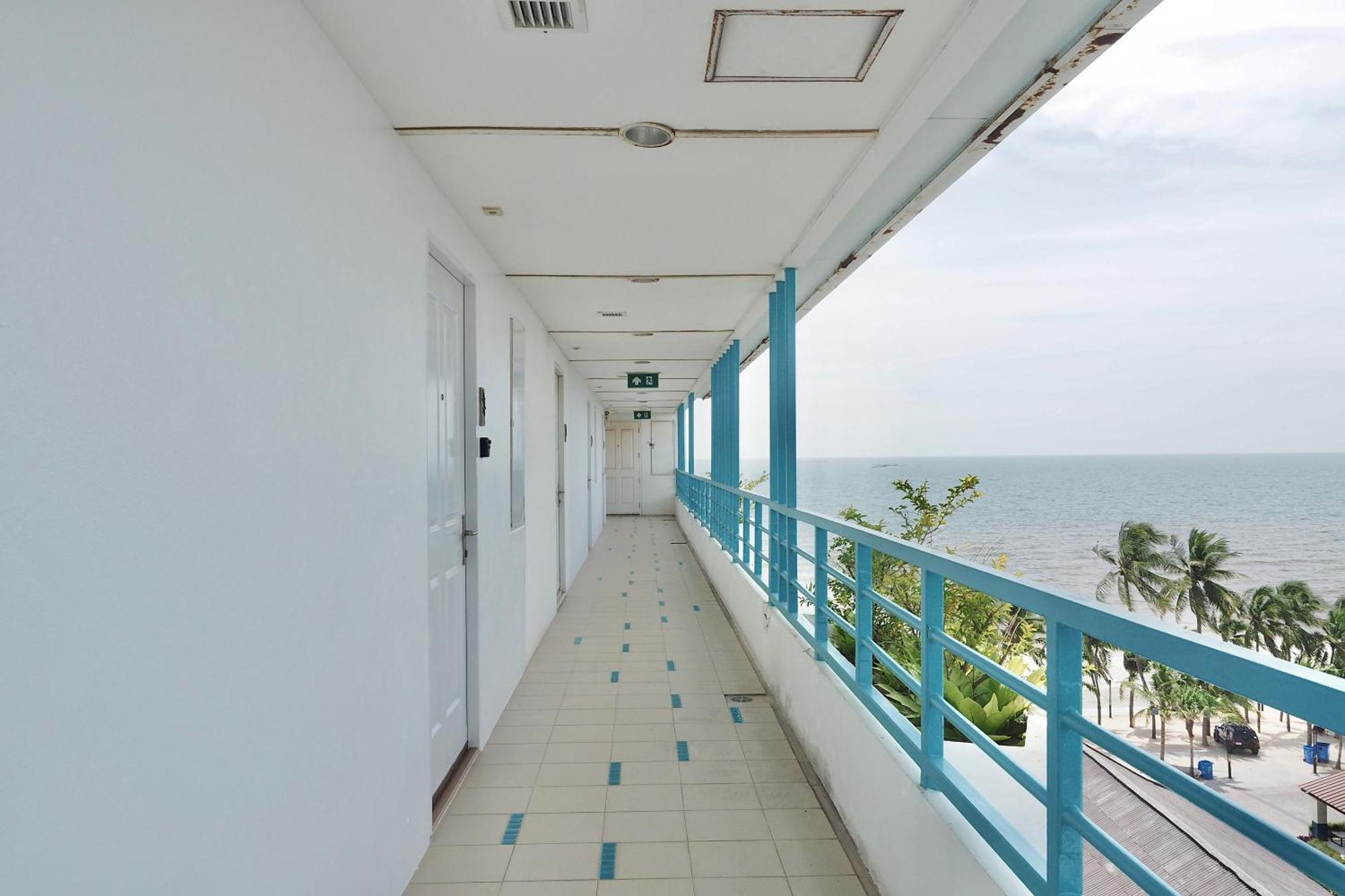 The Beach Bangsaen By Thanthita Next To Wonnapa Beach Free Disney Plus Extérieur photo